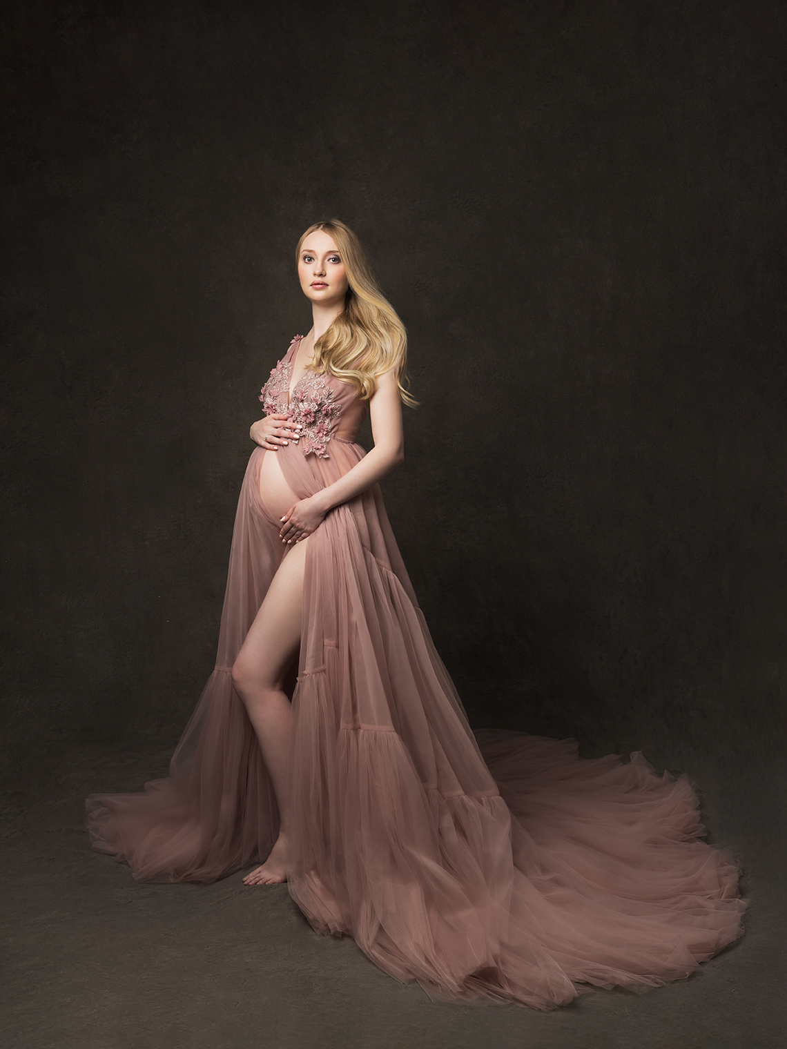 5s Elegant maternity portrait — pregnant woman in fine art studio setting, showcasing femininity, softness, and luxury.