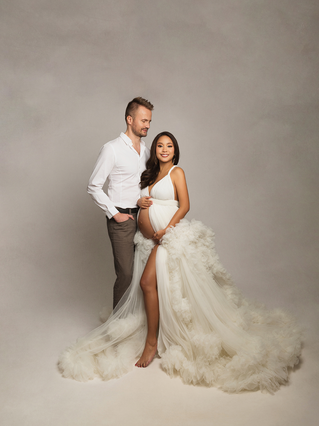 XIAOYUN PHOTOGRAPHY Studio maternity couple portrait — pregnant woman in white tulle gown, luxury and romantic style.