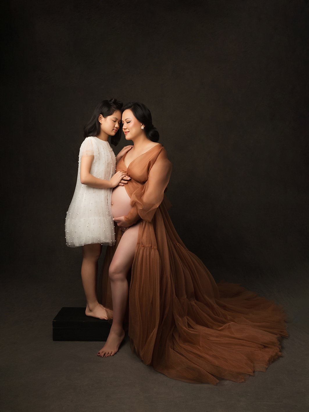 XIAOYUN PHOTOGRAPHY Studio maternity family shoot, mother and daughter, fine art style portrait.